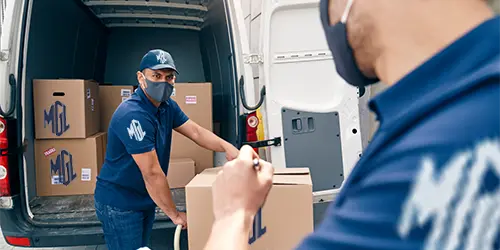 Türkiye gümrük kapısından konteynerin çıkışı ve mühürleme işlemi.